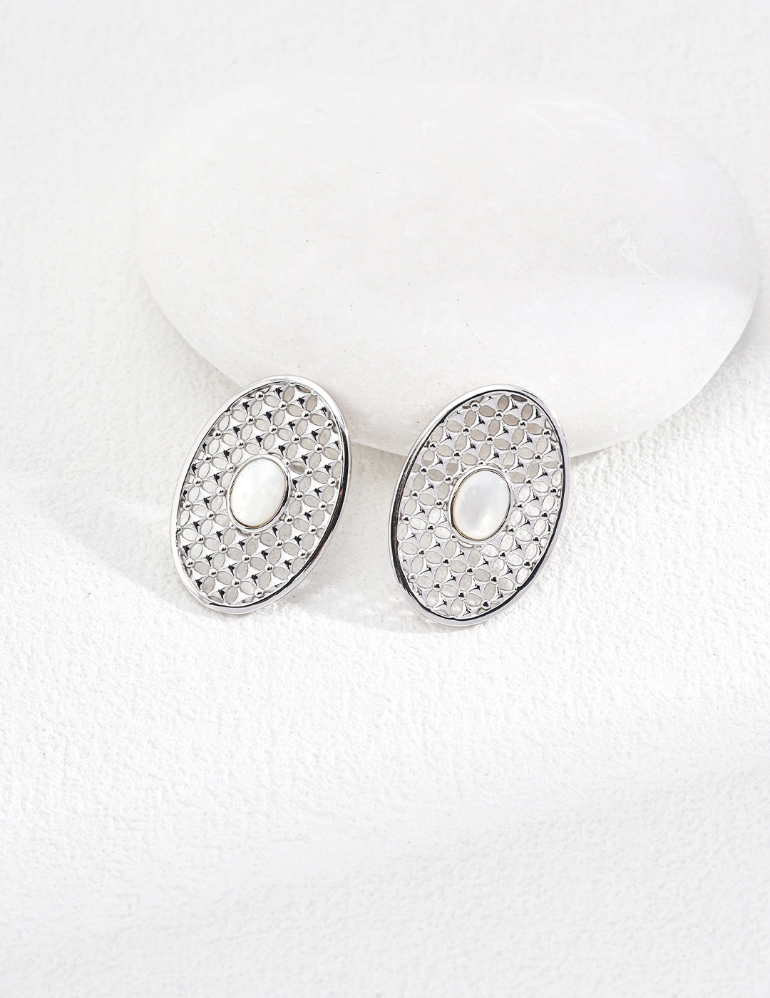 Topo Revive Classic Pattern Oval Silver Mother- of-Pearl Earrings Silver