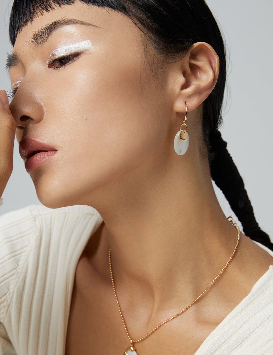 Topo Revive Ethereal Round Mother of Pearl Double-Layered Earring