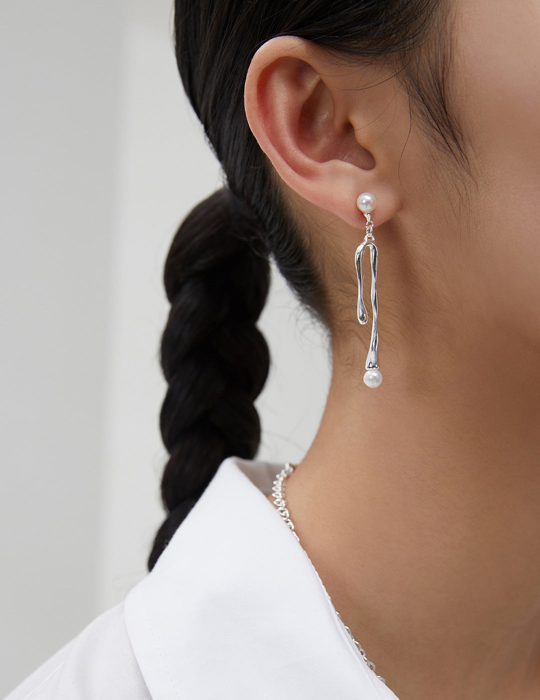 Liquid Flow Asymmetrical Pearl Earrings