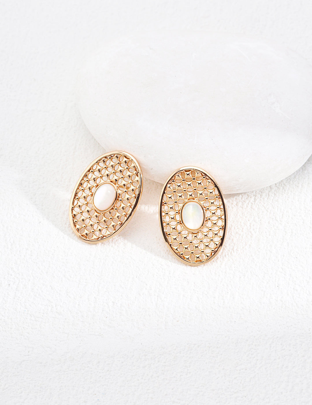 Topo Revive Classic Pattern Oval Silver Mother-of-Pearl Earrings Gold